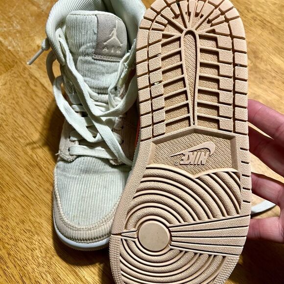 Women's Jordan 1 Mid SE "Corduroy" Sail/Orange-Orange Quartz - Picture 7 of 13